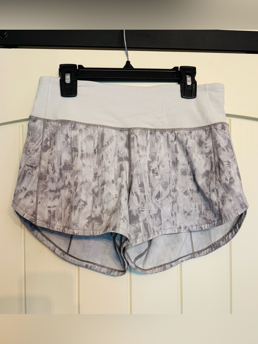 Lululemon Speed Up Shorts Size 4 and 4 inch inseam